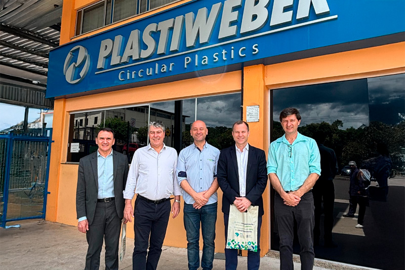 Executivos das empresas no complexo industrial